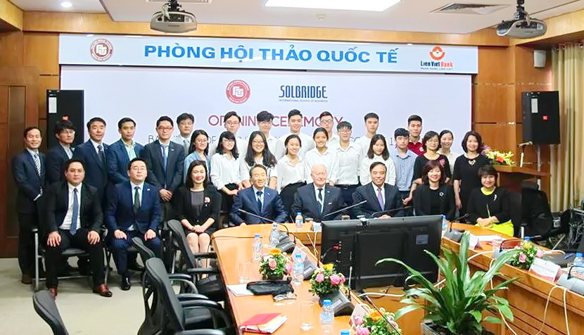 Sinh viên theo học chương trình Cử nhân Quản trị kinh doanh KDQT Việt - Hàn liên kết giữa Đại học Ngoại thương và trường Kinh doanh Quốc tế Solbridge (Hàn Quốc) được giảng dạy bởi những giáo sư, tiến sĩ hàng đầu của Việt Nam và Hàn Quốc về kinh tế. Bên cạnh đó, Trung tâm PTQT còn mời một số chuyên gia đến từ Doanh nghiệp tham gia giảng dạy, giúp tăng thêm kinh nghiệm thực tế cho sinh viên. 