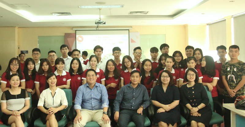 Sinh viên lớp cử nhân Việt - Hàn liên kết giữa ĐH Ngoại thương và trường Kinh doanh Quốc tế Solbridge (Hàn Quốc) FS02 chụp ảnh cùng thầy cô trong Trung tâm. 
