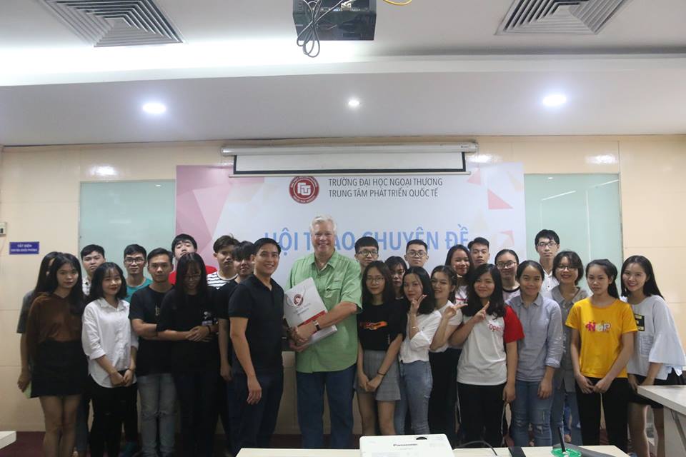 Các diễn giả chụp ảnh kỷ niệm cùng sinh viên chương trình Cử nhân Việt - Hàn của Trung tâm Phát triển Quốc tế trường Đại học Ngoại thương. 