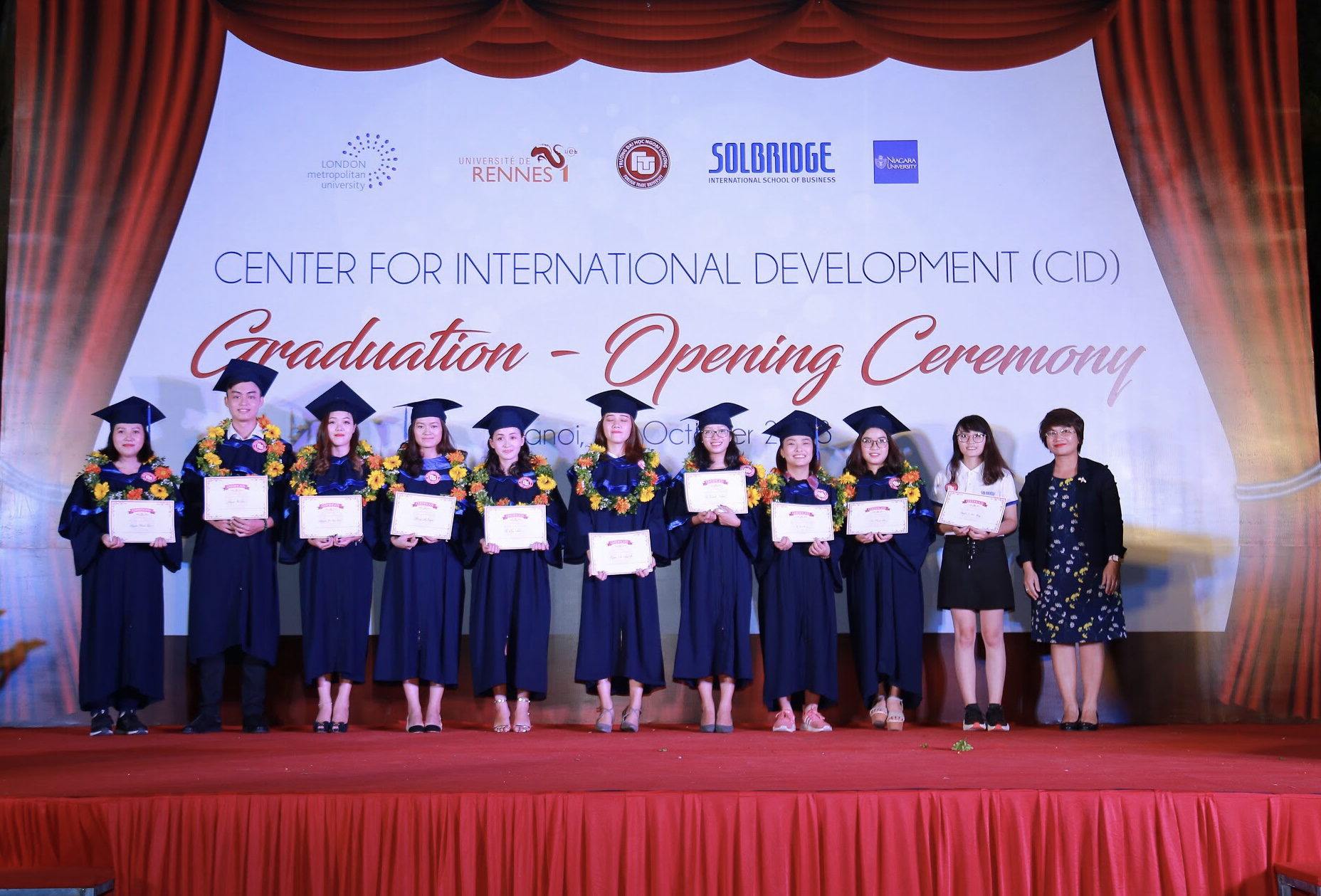 PGS.TS. Nguyễn Thu Thuỷ - Phó Hiệu trưởng nhà trường đã lên trao tặng chứng nhận học bổng tới 16 sinh viên có thành tích xuất sắc trong học tập năm học 2017 - 2018. 