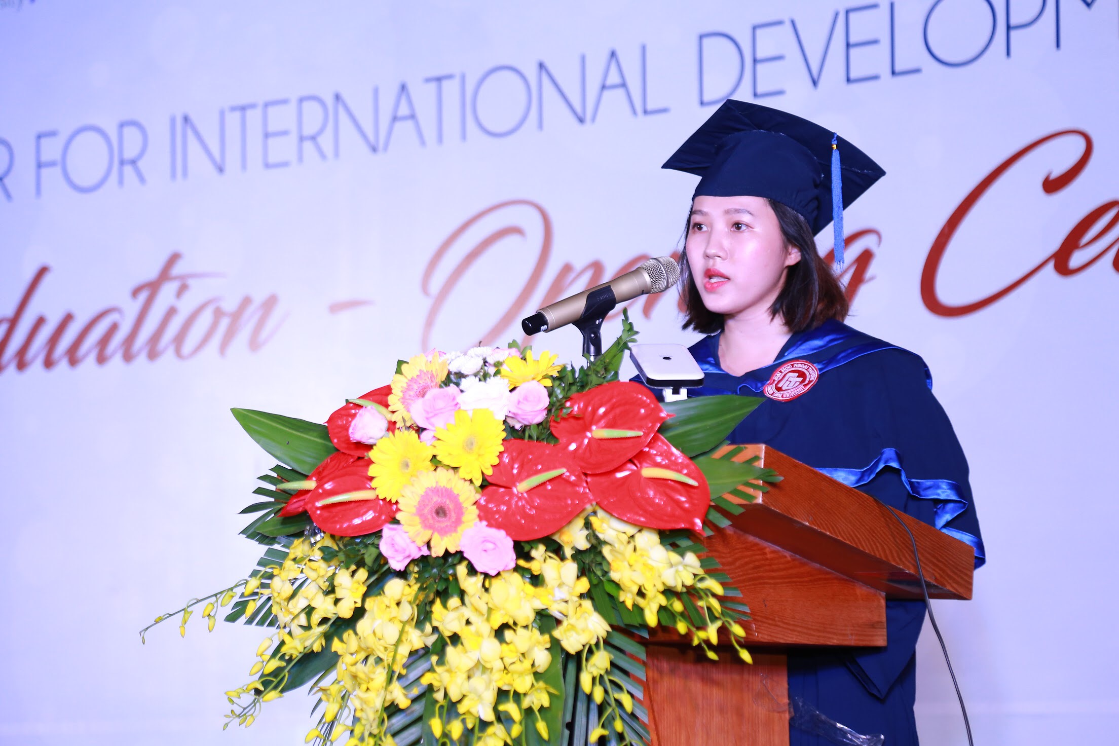 Nguyễn Lê Kim Hoàng - Sinh viên lớp cử nhân QTTC Quốc tế CIDBA Khoá 4 đã đại diện cho các sinh viên, học viên lên phát biểu cảm tưởng và gửi lời tri ân tới nhà trường, trung tâm và các thầy, cô, cha mẹ phụ huynh. 