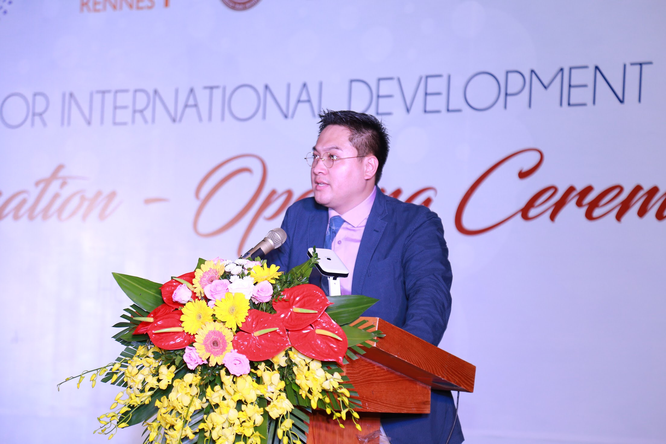 TS. Nguyễn Hải Ninh - Giám đốc Trung tâm PTQT đã đại diện phát biểu khai mạc chương trình và tổng kết hoạt động của Trung tâm trong năm học 2017 - 2018. 