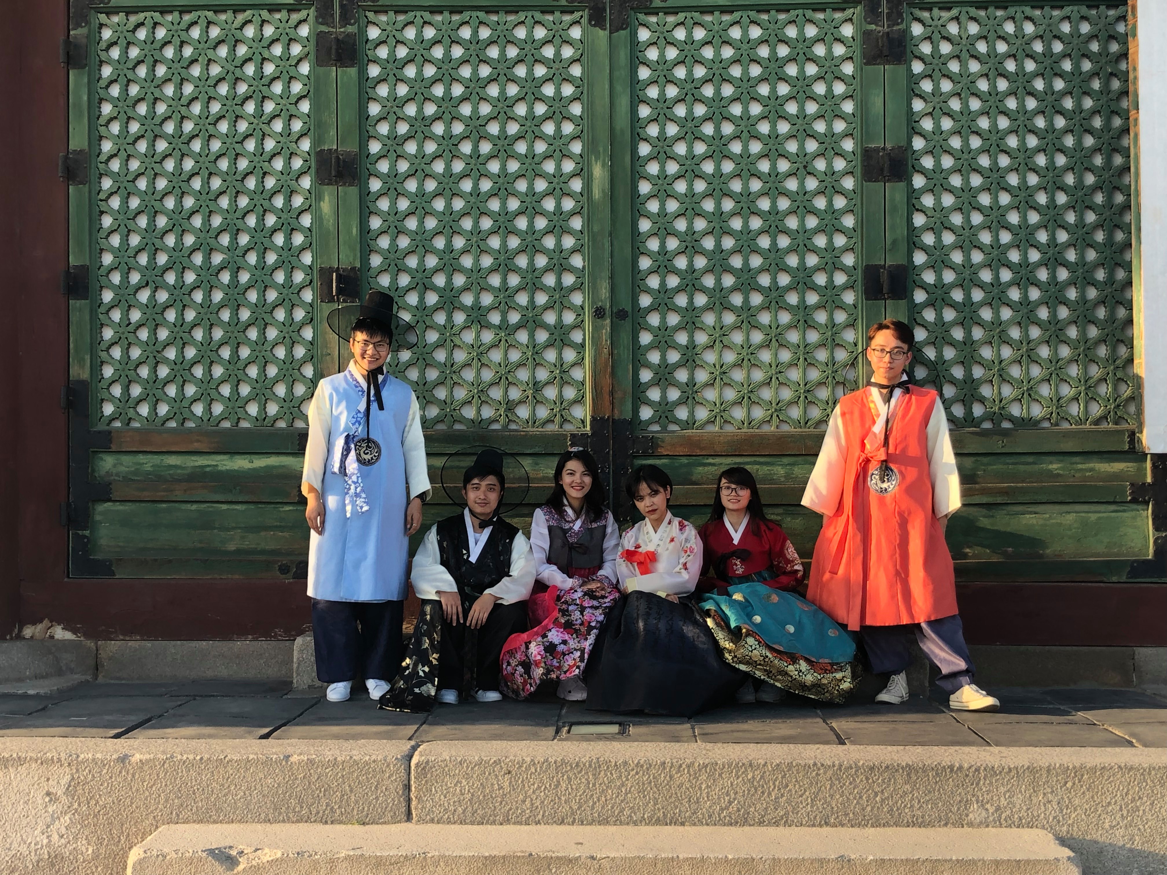 Các sinh viên Việt Nam trải nghiệm văn hóa Hàn Quốc