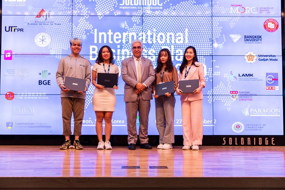Đội thi của trường Đại học Ngoại thương tham gia cuộc thi “International Business Plan Competition 2019” chụp ảnh lưu niệm tại trường KDQT SolBridge, Hàn Quốc.